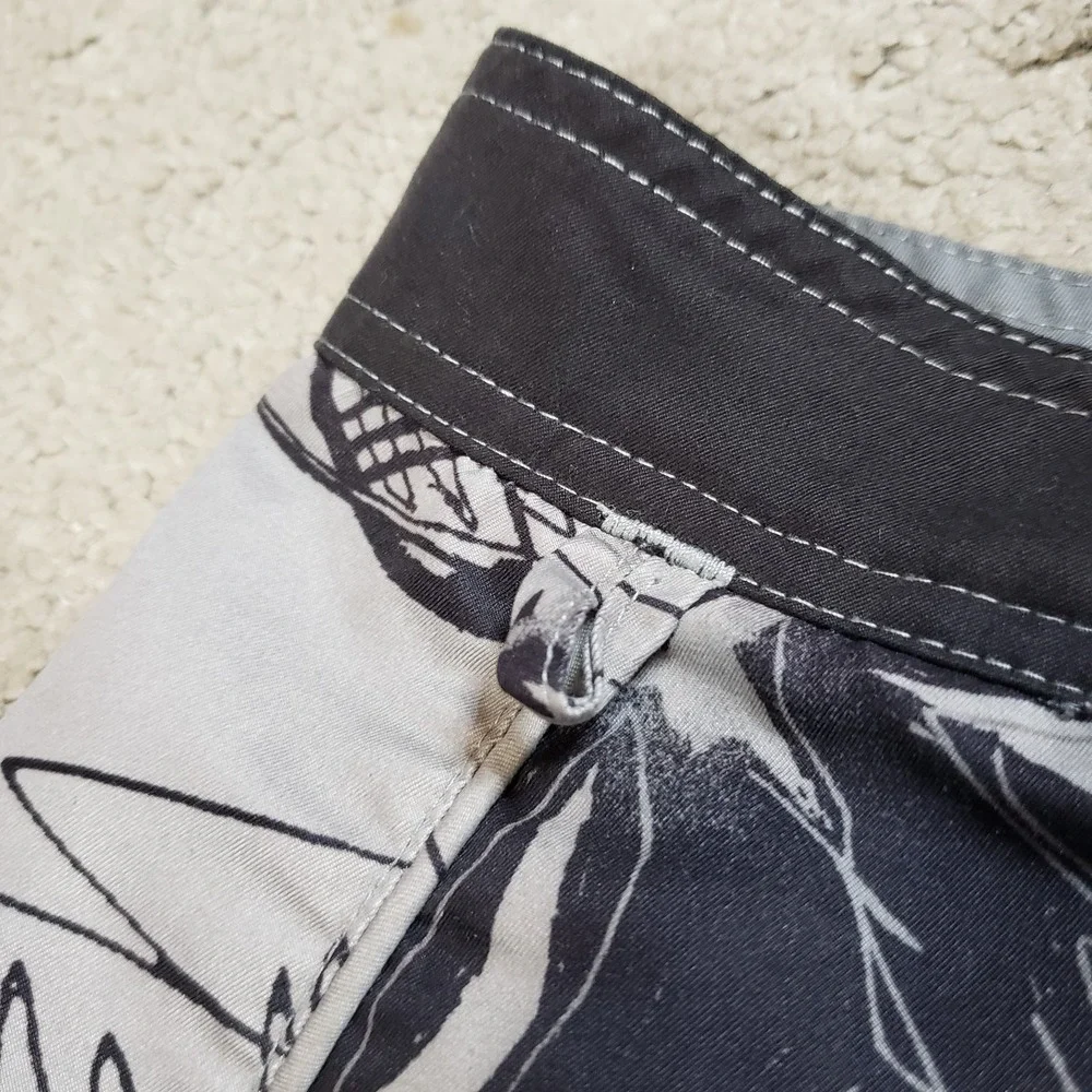 AFTCO Bluewater Shorts Mens 30 Black‎ White Hawaiian Floral Hibiscus Pockets